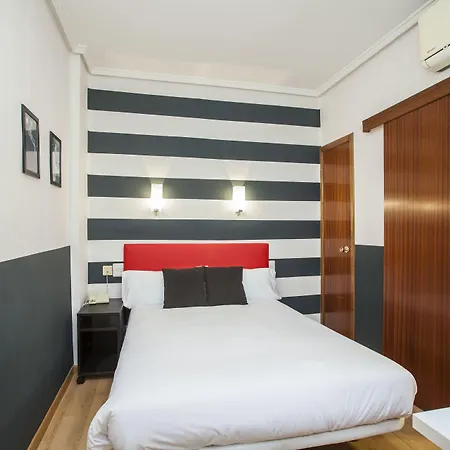 호텔 De La Musica 2*