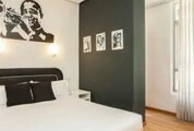 호텔 De La Musica 2*